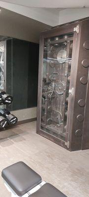 How often do you get dumbbells + bank vault + bench all in 1 photo.