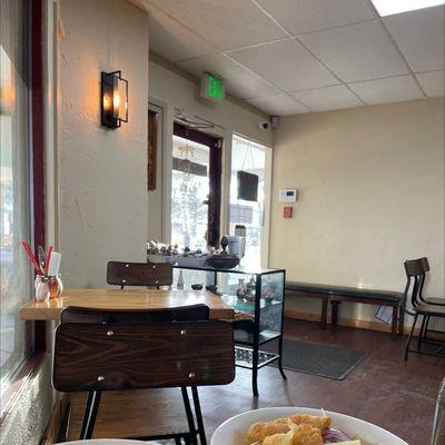 Lots of tables for 2, several for 4 and a large booth set up for bigger groups