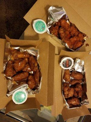 8 pc... Hot wings. Reg wings. Mango habanero wings.