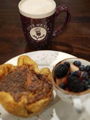 Vegetarian quiche, fruit. Latte