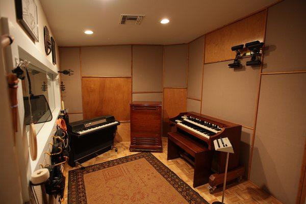 Studio A ISO with vintage Keys!