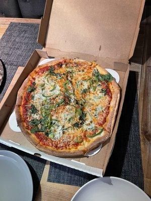 Pizza with spinach and green peppers and garlic