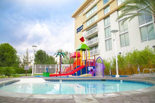 Kids' splash park and wading pool