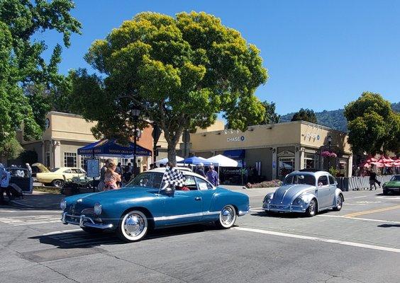 Show cars leaving event at 4pm