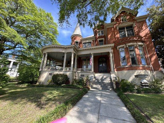 Elegant house in the quaint downtown Macon! Lovely front porch!