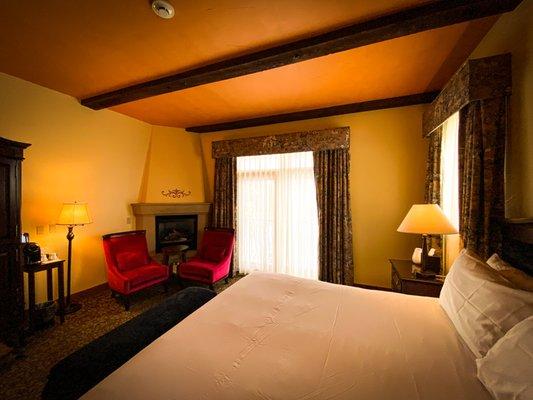 Cottage Room with Garden View- One King Bed.