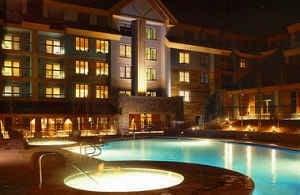 Night view of the pool and hot tub