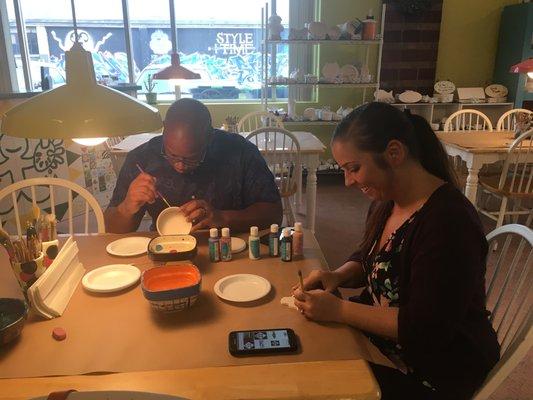 Couple enjoys date night at Handz On art