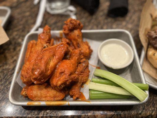 EXXXXtra Hot Buffalo Wings ($15.45) @chelchomps on ig