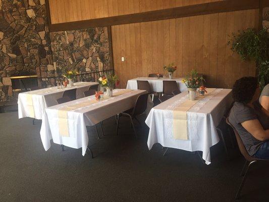 Crisp tableclothes with burlap runners!