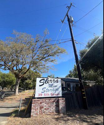 Entry Road, Signage