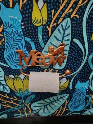 Cat decor covers every inch. Here an appropriate toilet paper holder.