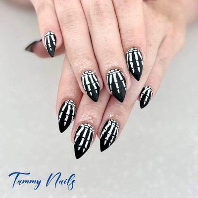 Spooky season vibes with this skeleton-inspired nail art! Perfectly creepy and chic for Halloween