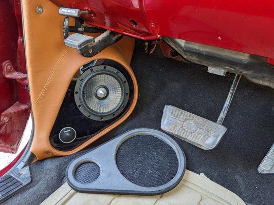 This is a set of kicker q components installed in custom built kick panels