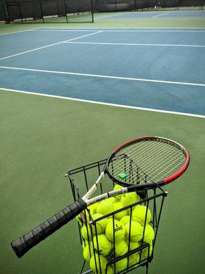 Great courts! Clean, well-maintained, low key and friendly staff ^_^