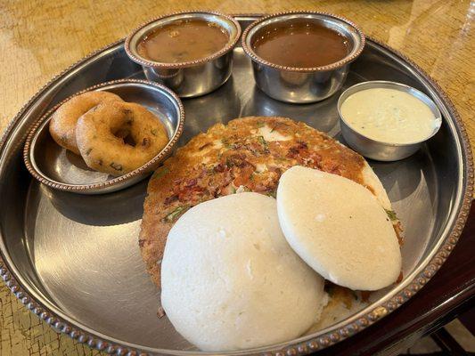 Thali set (idlis, uttapam, vadas, sambhar, rasam, chutney)