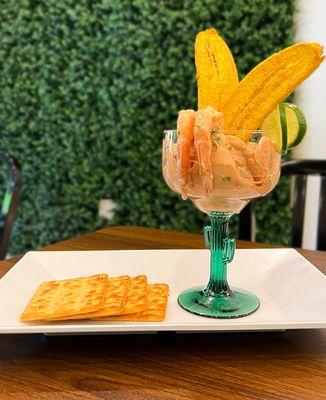 ¡Disfruta del auténtico sabor de nuestro ceviche de camarones en Sabores de Mi Tierra!  Un plato fresco y delicioso que te transportará