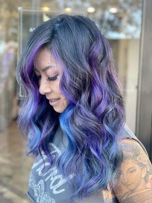 This technique is a foilayage. Her goal is to have the "galaxy" look. Melt with three colors of Pulp Riot.