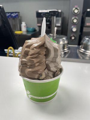 Medium Cup - Regular Bavarian chocolate and Oreo