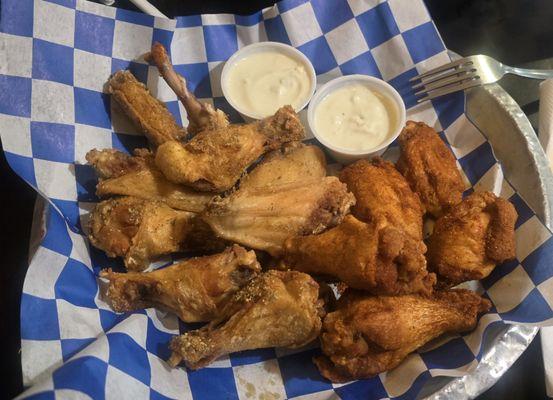 Had the Nashville hot and Garlic parmessan dry rub wings.  They were some of the best that I have had.  Will definitely be back.