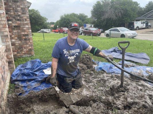 Sometimes you've got to get your hands dirty if you want to find the leak! #mudlife