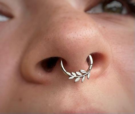 Fresh septum with Kiwi Diamond's, "Athena" seam ring!
Pierced by Dylan.