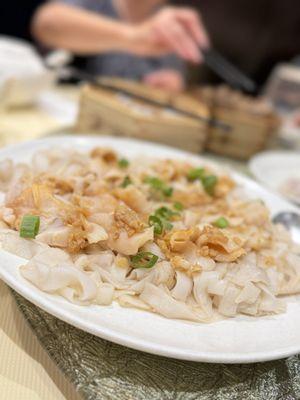 Steamed clams over ho fun in garlic sauce