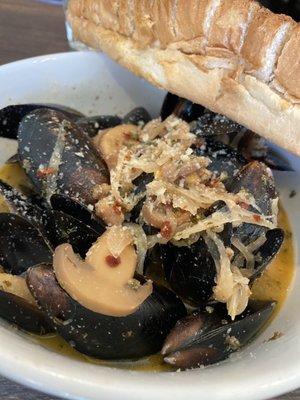 Mussels with Garlic bread