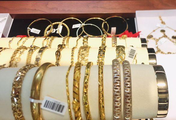 All kinds of gold bracelets!