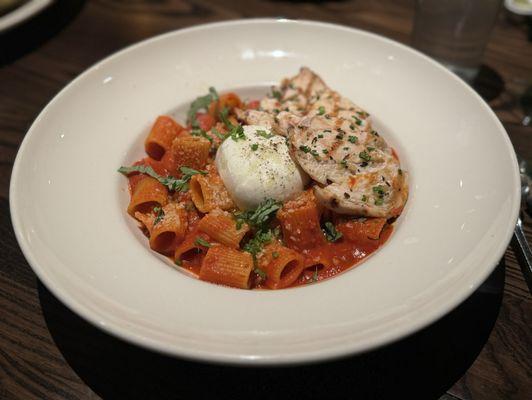 Spicy Rigatoni with grilled chicken