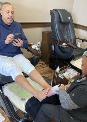 Client receiving a Luxe Pedicure