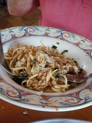 Linguini with white sauce and clams