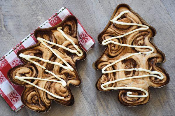 Cinnamon roll tree with frosting.