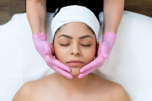 Award-winning facial services at SkinSpirit Brentwood include dermaplaning, DiamondGlow & peels