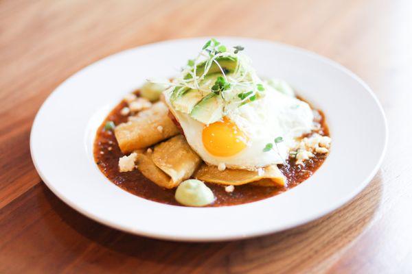 Huevos Rancheros
Corn tortilla, Salsa ranchera, Refried beans, Avocado mousse, 2 sunny eggs.
You can add Ham, bacon or chorizo