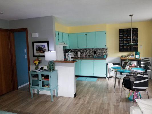 Fully equipped kitchen. Nice fridge and freezer. Beautifully decorated!