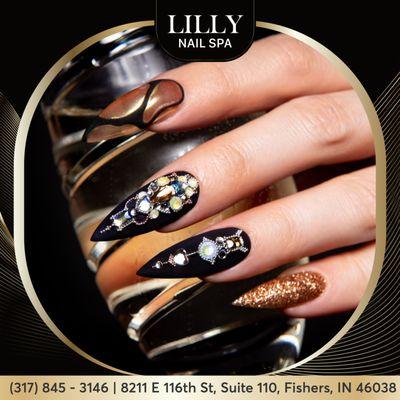 Elevate your nails with marble nail art! Chic and luxurious, it's a trend that never goes out of style.