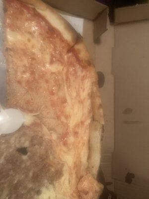 Picture of slices with no topping for it all slid to the corner of the box during delivery