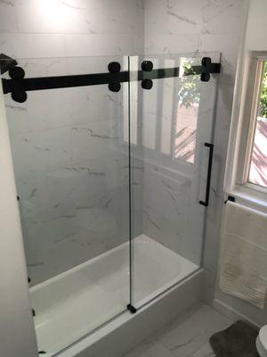 Euro Sliding Barn Door Shower in Matte Black