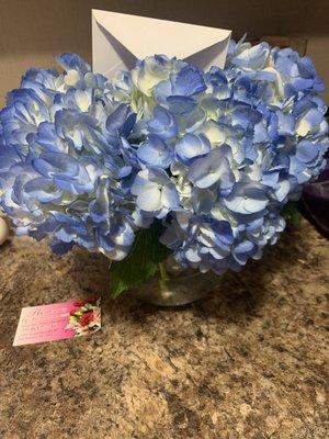 4 hydrangeas in a vase.