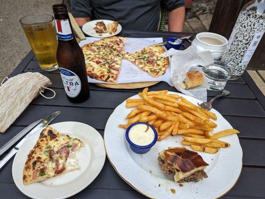 Pea and prosuttio pizza french onion burg and mussels which was a ton and a meal in itself.