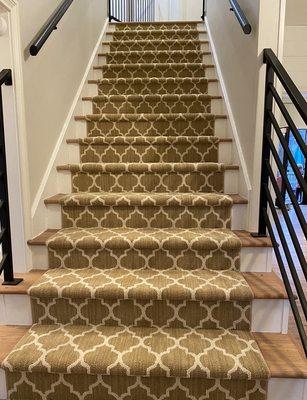 Fabrica - trellis style pattern custom runner straight steps