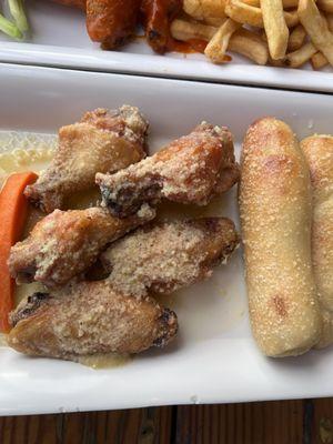 Garlic Parmesan wings w/ Single Breadstick