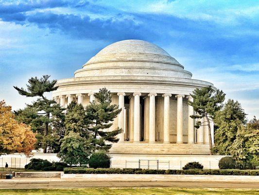 Jefferson memorial during the daytime.