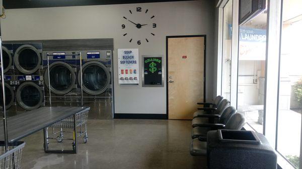 Change machine that works, takes $1, $5, $10, $20. Washing soaps too. And a big clock.