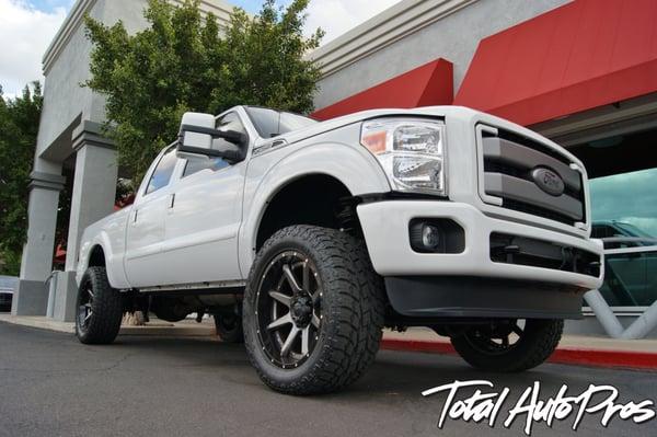 2015 Ford F250 White Lariat | LT325/50R22 Toyo Open Country ATII | 22X10 8-170 -11 Fuel Offroad Rampage 2 Piece Black/ Gunmetal