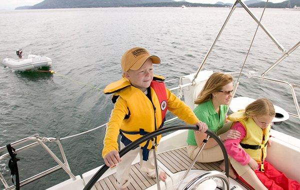 A family enjoys a cruise sail in the San Juan Islands.