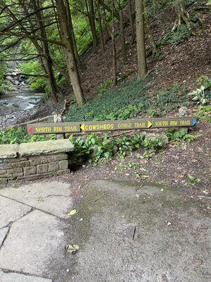 Sign pointing to the Gorge trail up to the right.