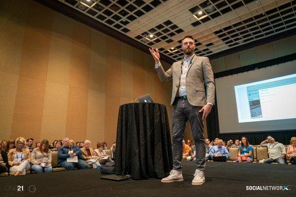 Matt Ahlmann training real estate agents at "One 21 Experience 2019" in Las Vegas.