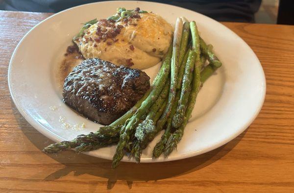 Sirloin steak with mashed potatorpes and asparagus